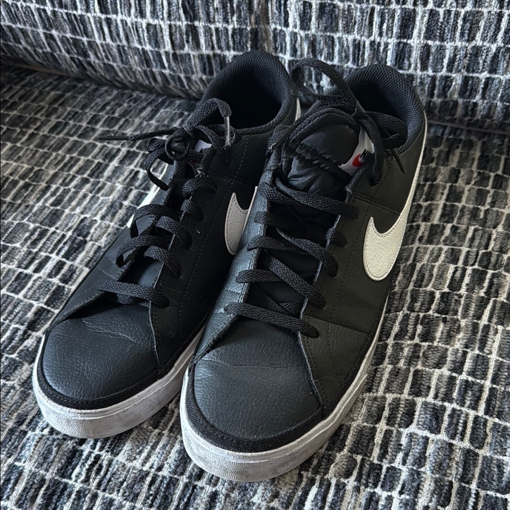 Nike Court Royale Sneaker in Black